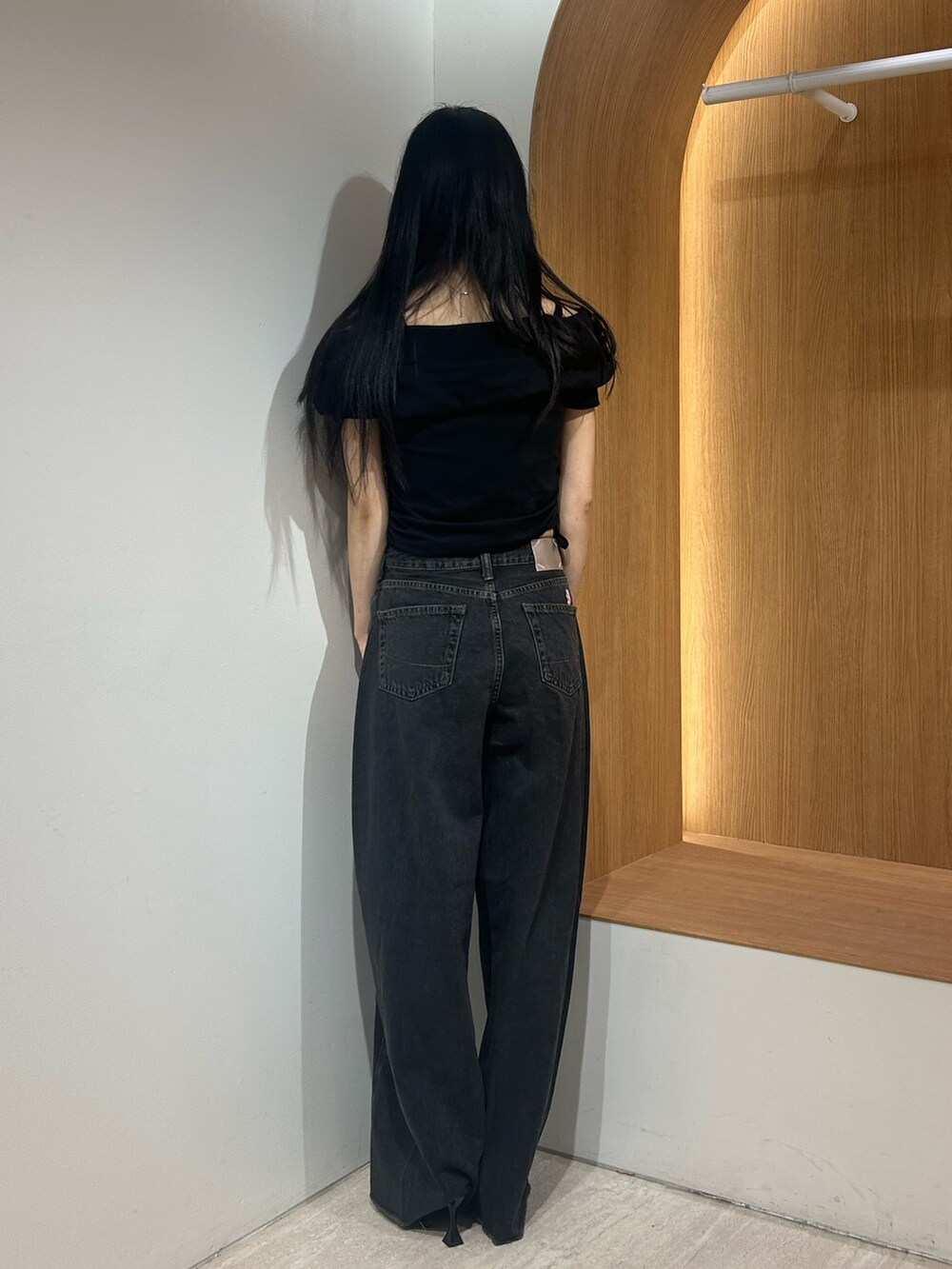 ブラック系のTシャツ/カットソー、ブラック系のデニムパンツ、ブラック系のパンプスを着用したレディースの秋コーディネートの3枚目の写真