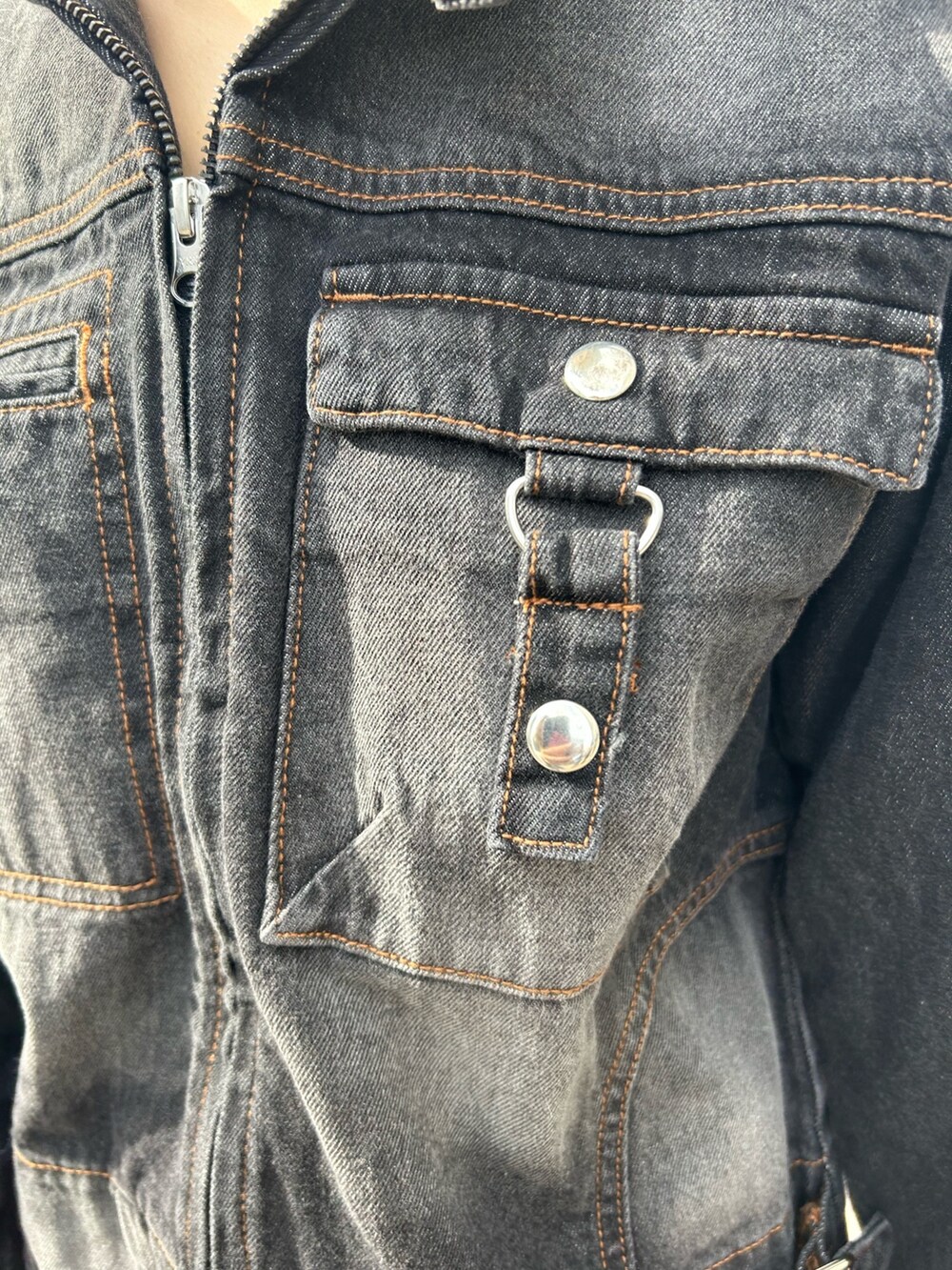 ブラック系のデニムジャケット、ブラック系のスカートを着用したレディースの冬コーディネートの4枚目の写真