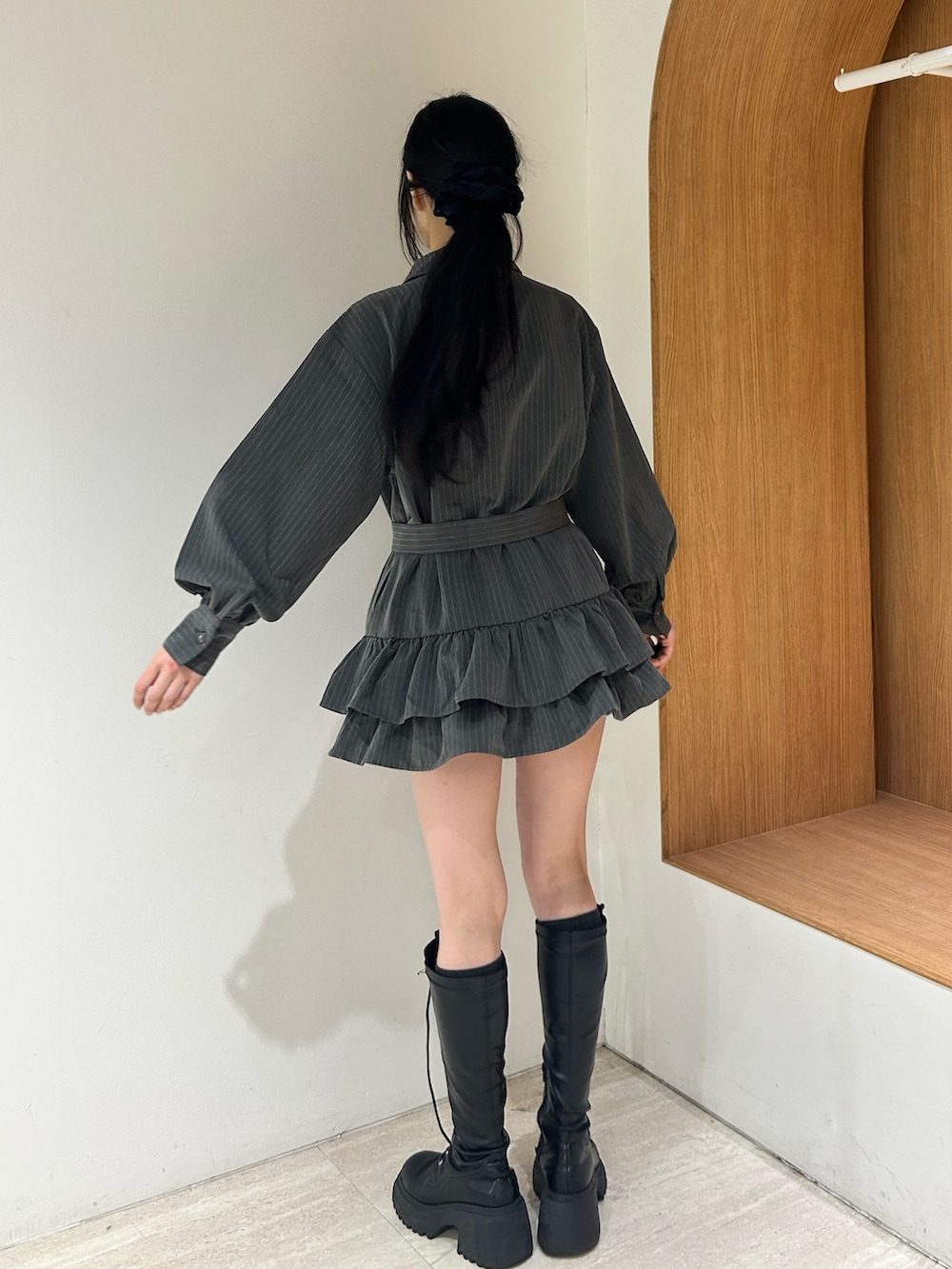 グレー系のワンピース、ブラック系のブーツを着用したレディースの冬コーディネートの3枚目の写真