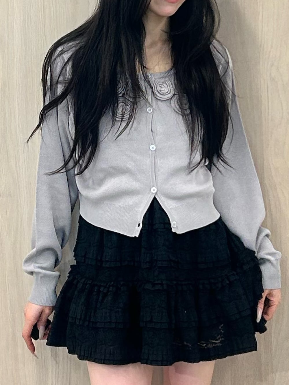 グレー系のニット/セーター、ブラック系のワンピース、ブラック系のパンプスを着用したレディースの春コーディネートの6枚目の写真