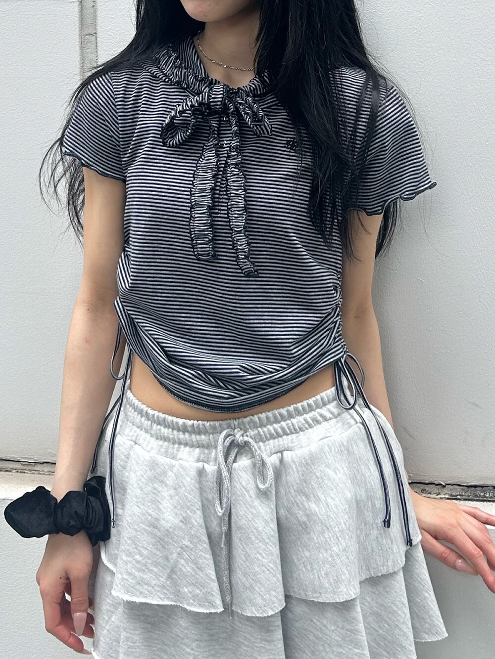 ブルー系のTシャツ/カットソー、グレー系のスウェットパンツを着用したレディースの夏コーディネートの5枚目の写真