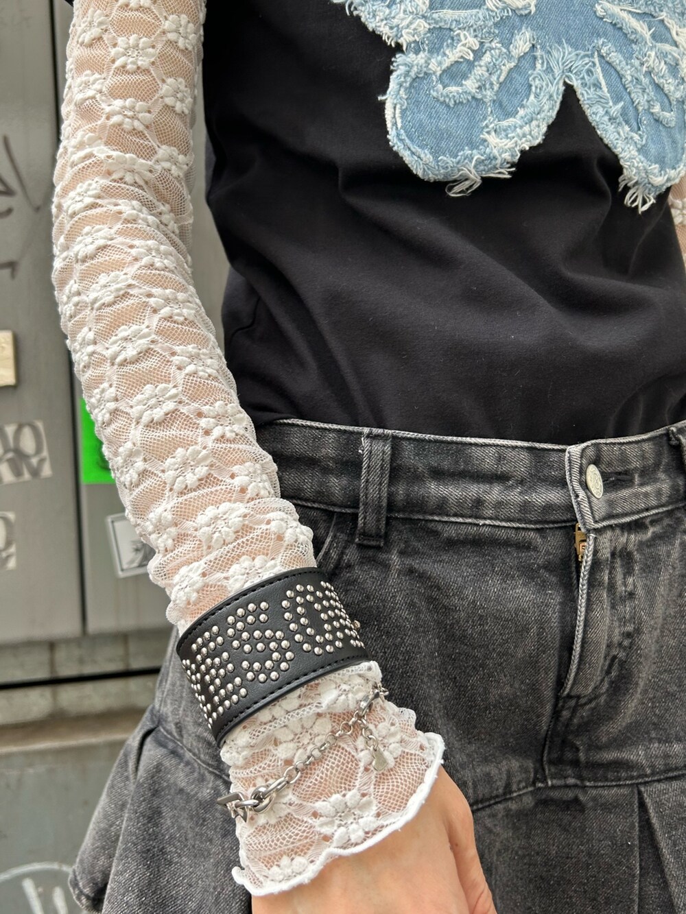 ブラック系のTシャツ/カットソー、ブラック系のデニムパンツ、ホワイト系のTシャツ/カットソーを着用したレディースの夏コーディネートの6枚目の写真