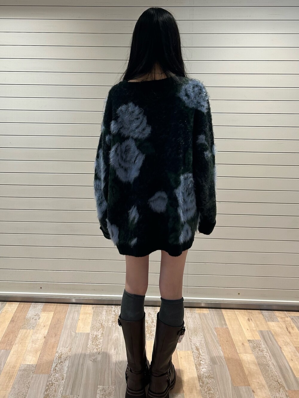 ブラック系のニット/セーター、ブラウン系のブーツを着用したレディースの冬コーディネートの3枚目の写真