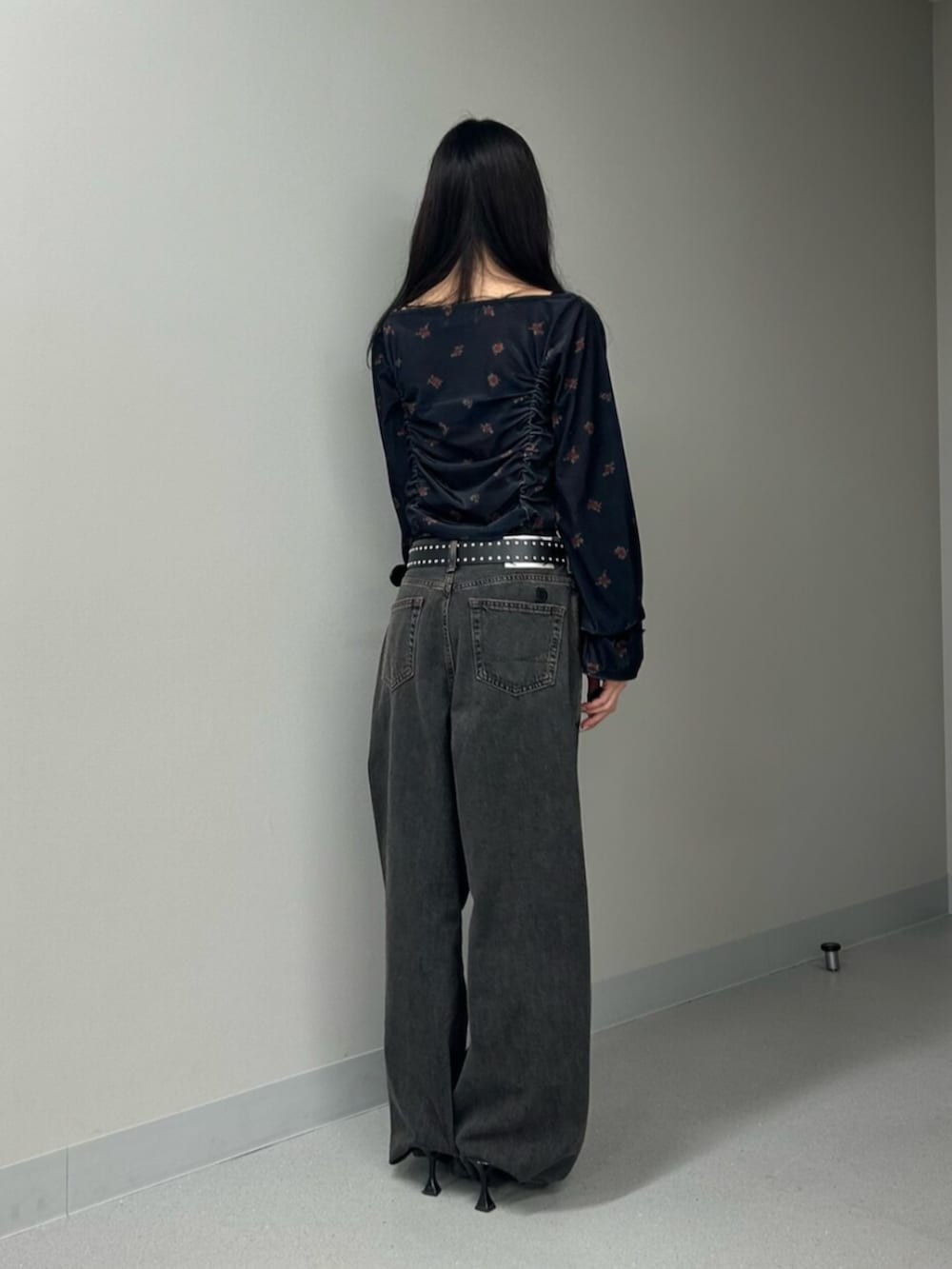 ブラック系のパンプス、ブラック系のTシャツ/カットソー、ブラック系のデニムパンツを着用したレディースの秋コーディネートの3枚目の写真