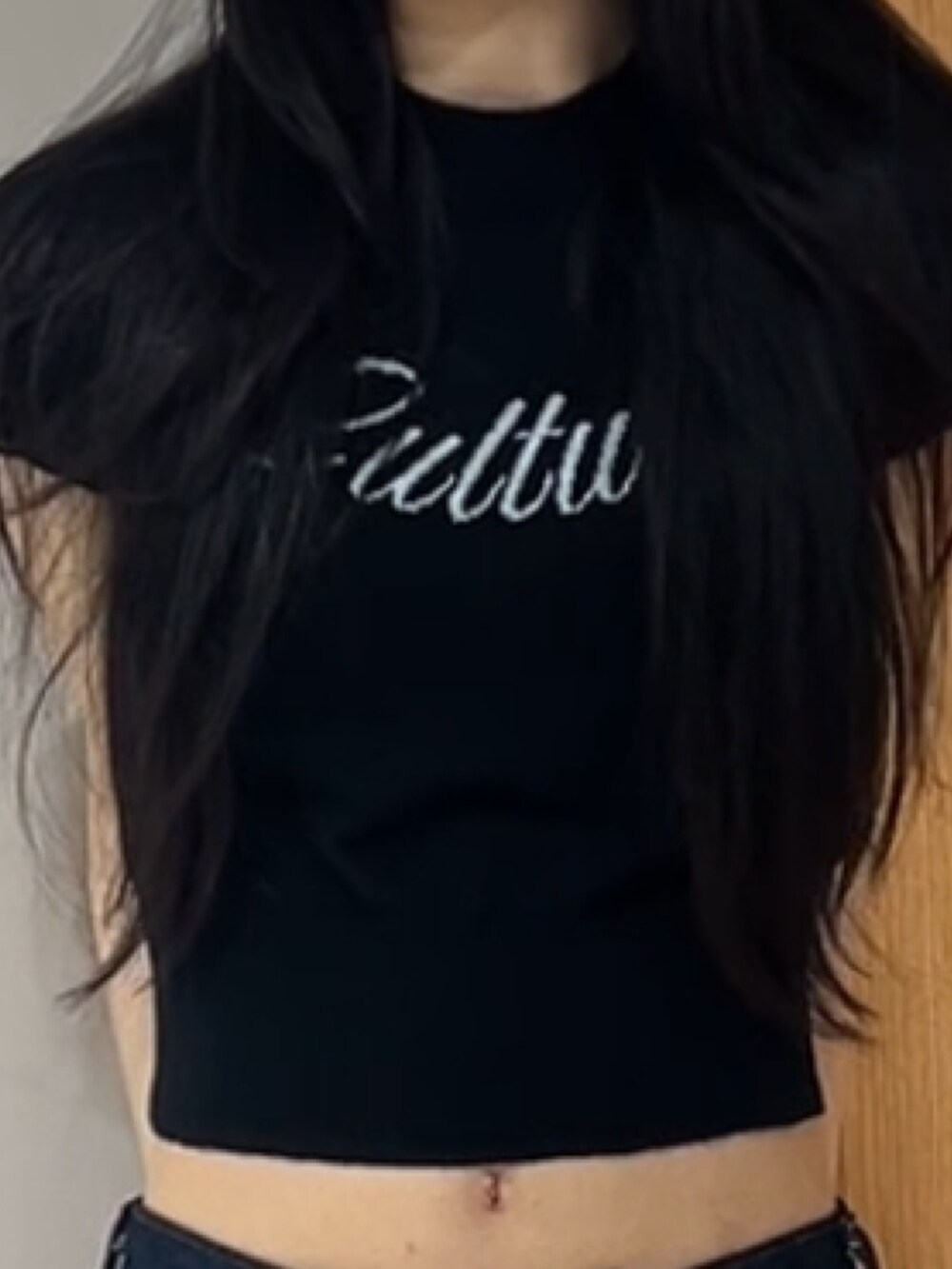 シルバー系のパンプス、ブラック系のスカート、ブラック系のニット/セーターを着用したレディースの夏コーディネートの6枚目の写真