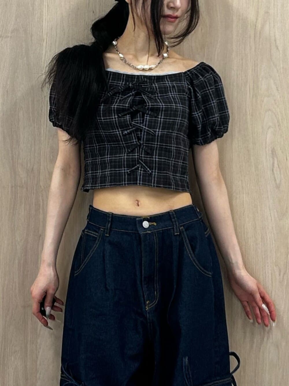 ブラック系のパンプス、ブルー系のデニムパンツ、ブラウン系のシャツ/ブラウスを着用したレディースの夏コーディネートの5枚目の写真