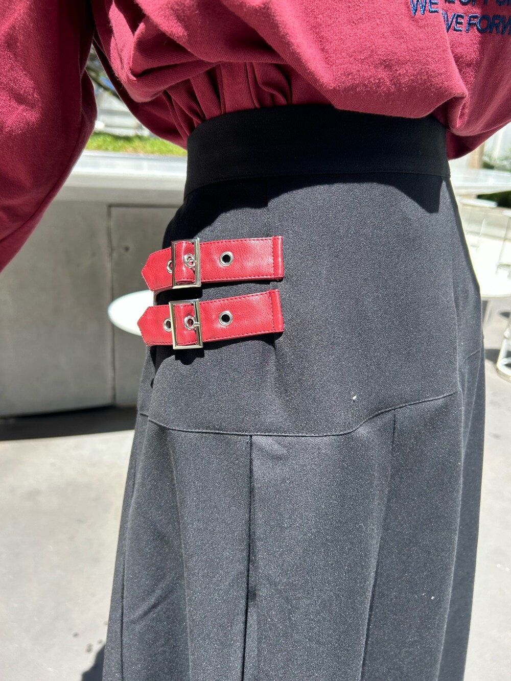 レッド系のTシャツ/カットソー、ブラック系のスカートを着用したレディースの夏コーディネートの5枚目の写真