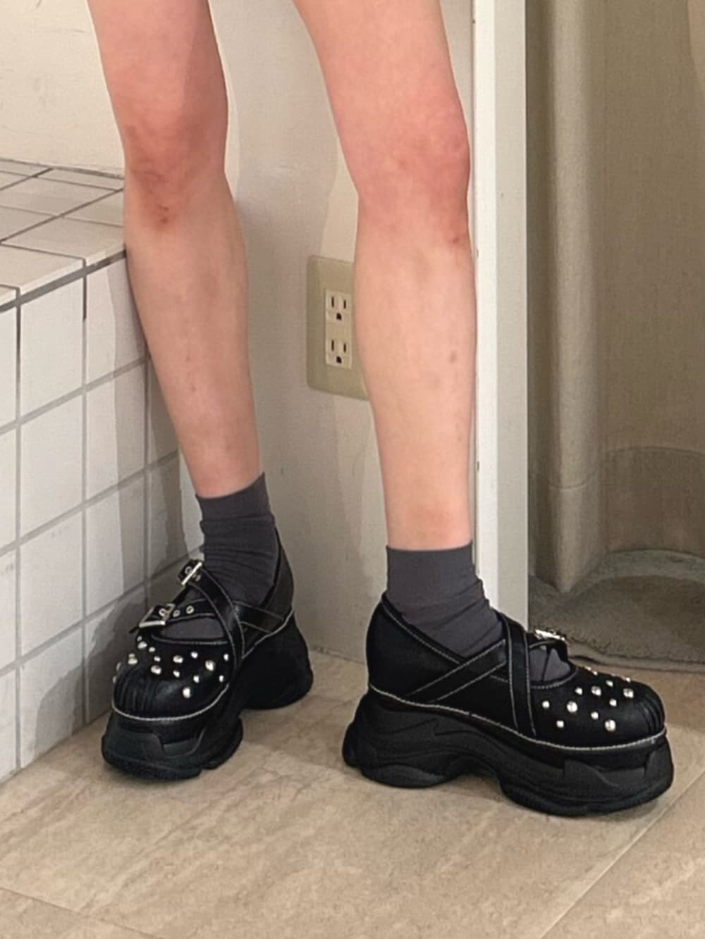 ブラック系のサンダル、ブルー系のTシャツ/カットソー、レッド系のその他パンツを着用したレディースの夏コーディネートの7枚目の写真