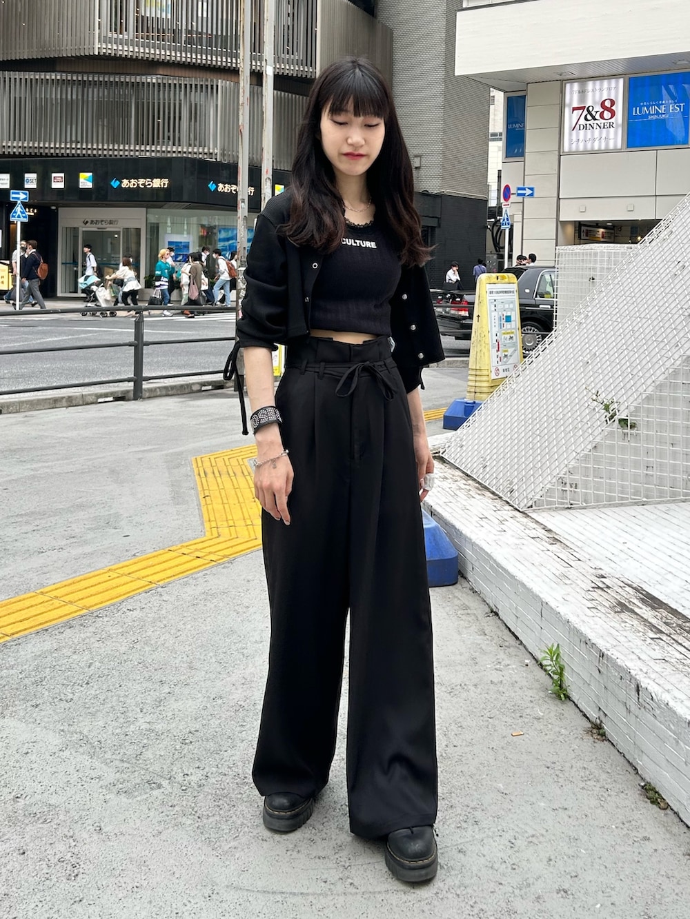 ブラック系のその他パンツ、ブラック系のTシャツ/カットソー、ブラック系のタンクトップを着用したレディースの夏コーディネートの2枚目の写真