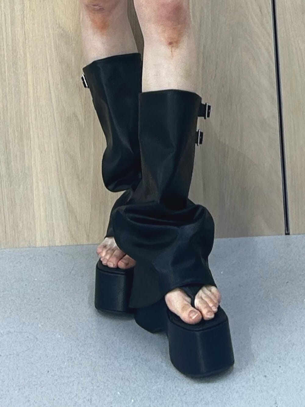 ブラウン系のその他パンツ、ブラック系のサンダル、ホワイト系のシャツ/ブラウスを着用したレディースの夏コーディネートの7枚目の写真