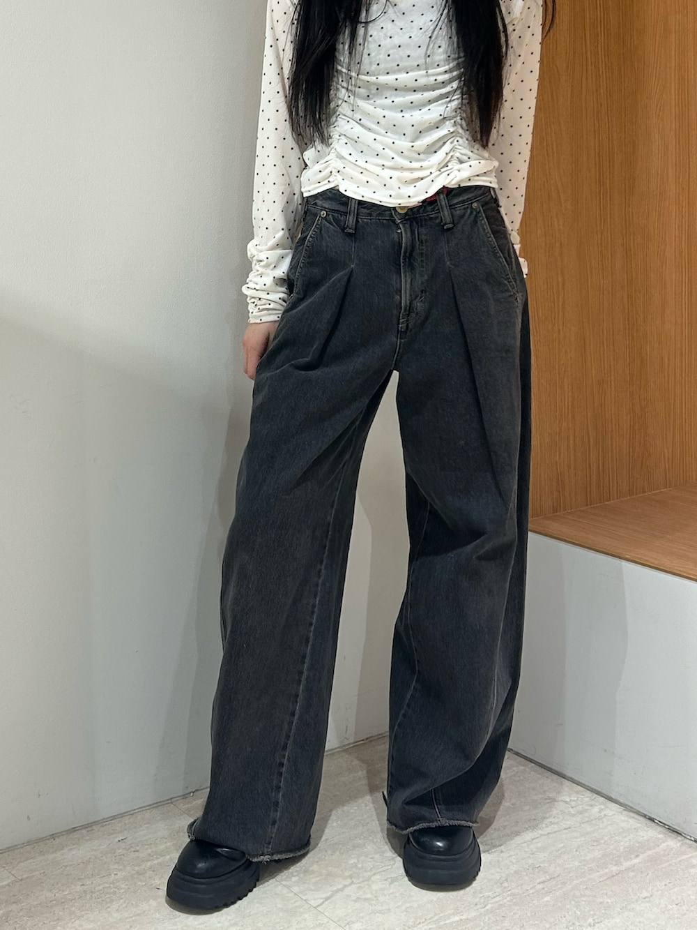 ブラック系のデニムパンツ、ホワイト系のTシャツ/カットソーを着用したレディースの秋コーディネートの6枚目の写真