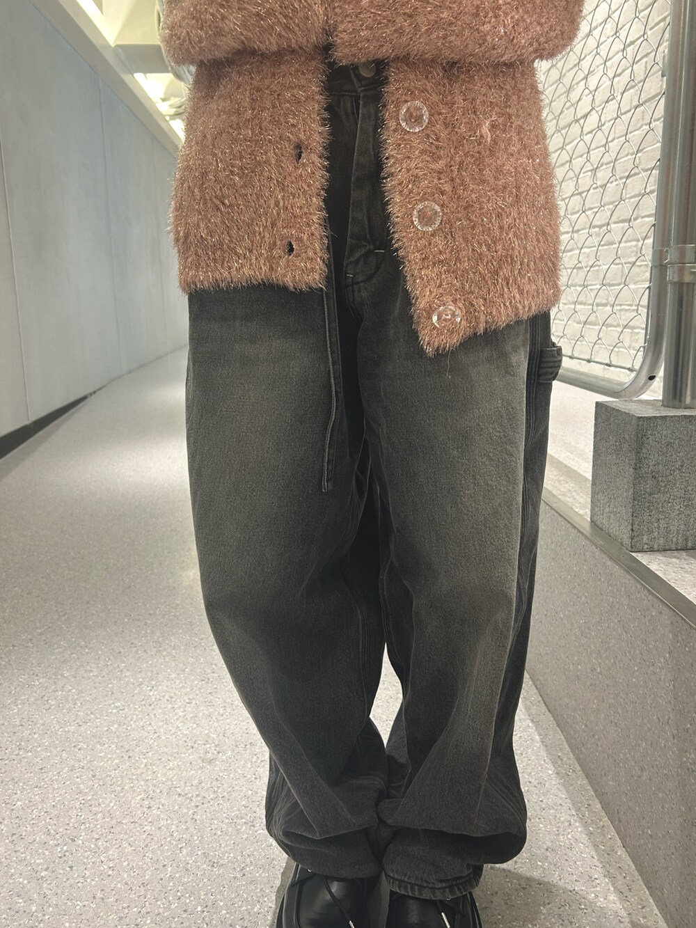 ブラック系のデニムパンツ、ピンク系のカーディガン/ボレロ、ブラック系のワンピースを着用したレディースの夏コーディネートの9枚目の写真