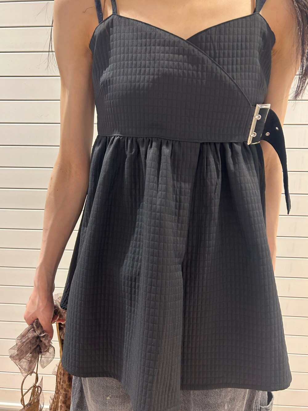 ブラック系のキャミソール、ブラック系のデニムパンツ、その他のショルダーバッグを着用したレディースの夏コーディネートの6枚目の写真