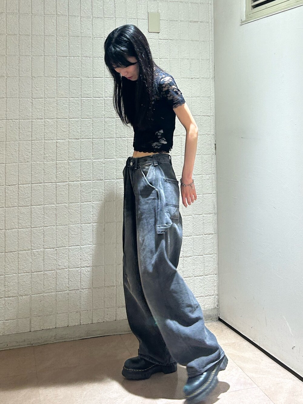 ブラック系のTシャツ/カットソー、ブラック系のデニムパンツを着用したレディースの夏コーディネートの2枚目の写真