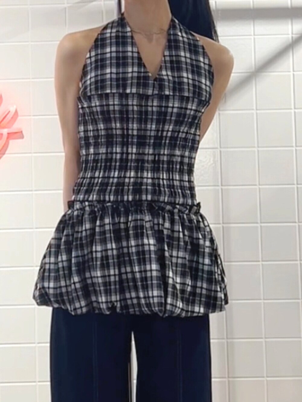 ブラック系のパンプス、ブラック系のワンピース、ブルー系のデニムパンツを着用したレディースの夏コーディネートの5枚目の写真