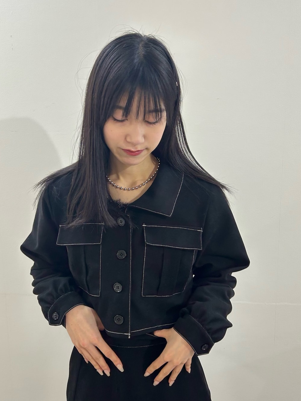 ブラック系のワンピースを着用したレディースの秋コーディネートの3枚目の写真