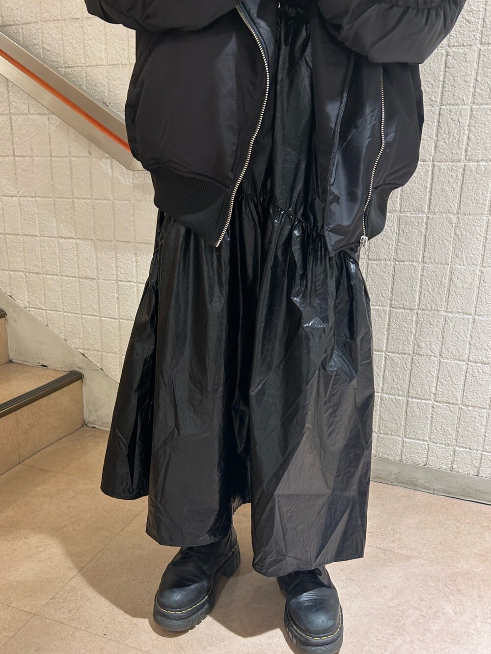 ブラック系のMA-1、ブラック系のニット/セーター、ブラック系のスカートを着用したレディースの冬コーディネートの6枚目の写真