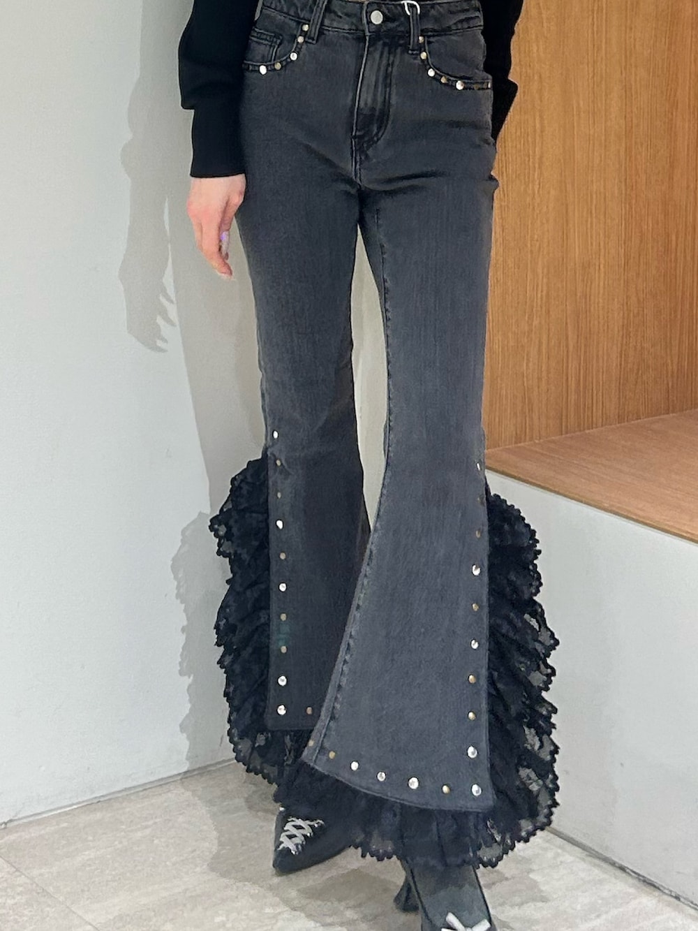 ブラック系のカーディガン/ボレロ、ブラック系のデニムパンツ、ブラック系のパンプスを着用したレディースの春コーディネートの5枚目の写真