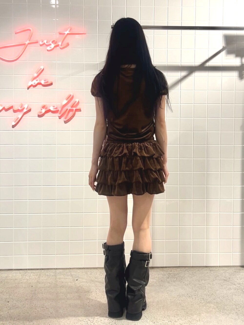 ブラック系のブーツ、ブラウン系のTシャツ/カットソーを着用したレディースの夏コーディネートの3枚目の写真