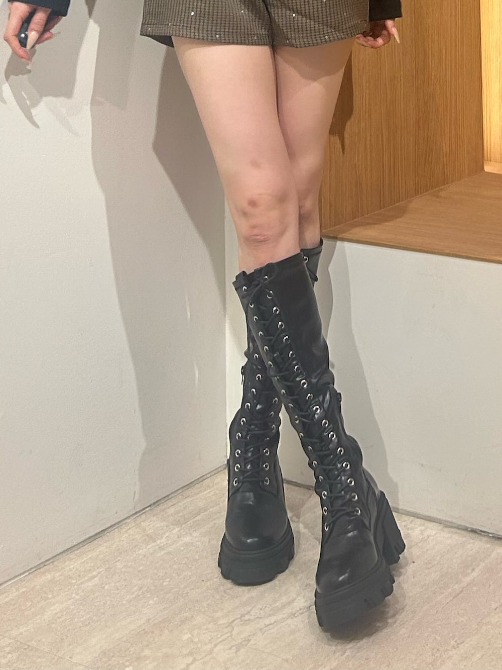 ブラック系のTシャツ/カットソー、ブラウン系のその他パンツ、ブラック系のブーツを着用したレディースの秋コーディネートの6枚目の写真