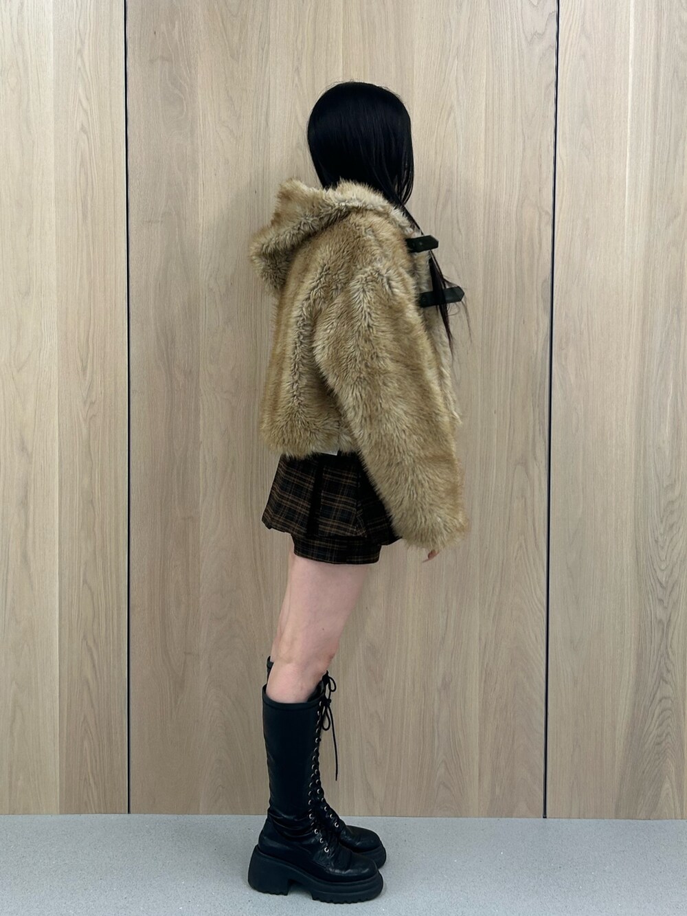 ベージュ系のブルゾン、ホワイト系のニット/セーター、ブラウン系のスカートを着用したレディースの秋コーディネートの2枚目の写真