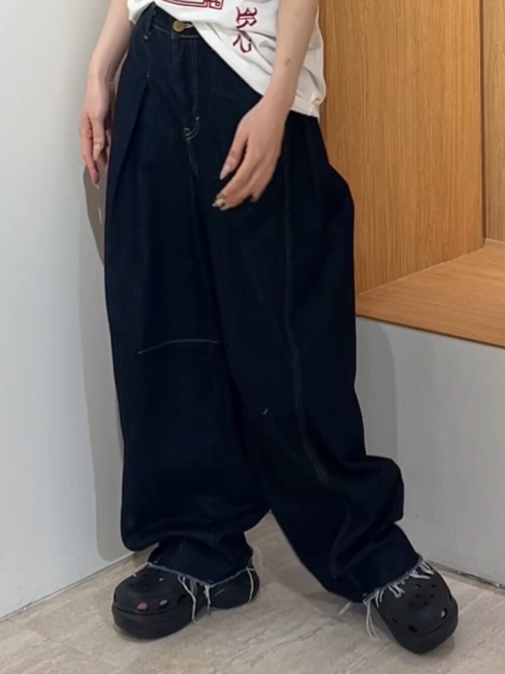 ブルー系のデニムパンツ、ホワイト系のTシャツ/カットソー、ブラック系のその他シューズを着用したレディースの夏コーディネートの7枚目の写真