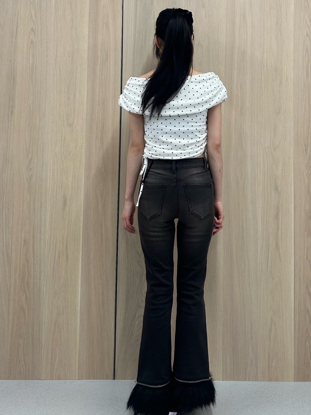 ホワイト系のTシャツ/カットソー、ブラック系のデニムパンツ、ブラック系のパンプスを着用したレディースの夏コーディネートの3枚目の写真