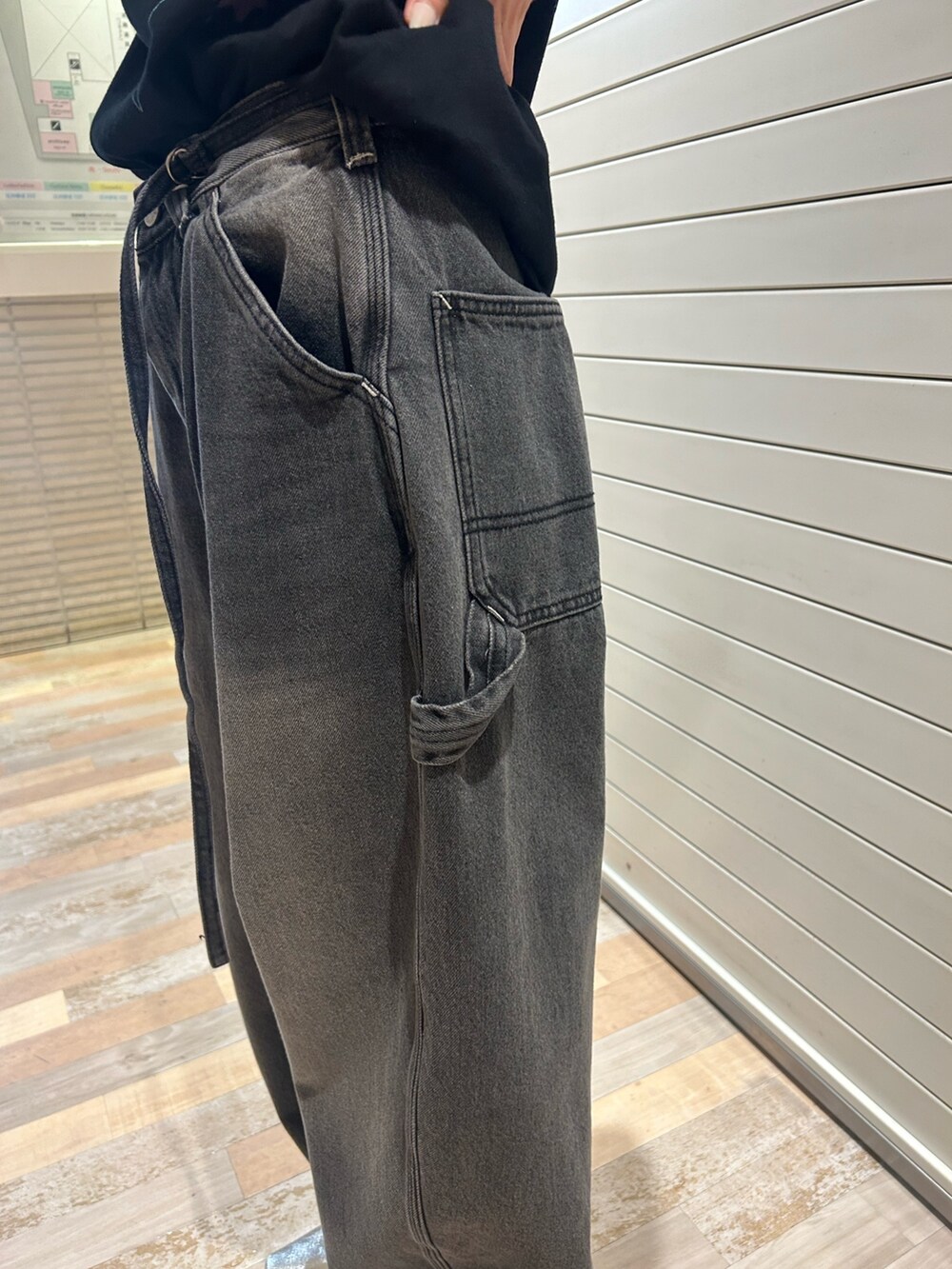 ブラック系のTシャツ/カットソー、ブラック系のデニムパンツ、シルバー系のパンプスを着用したレディースの夏コーディネートの7枚目の写真