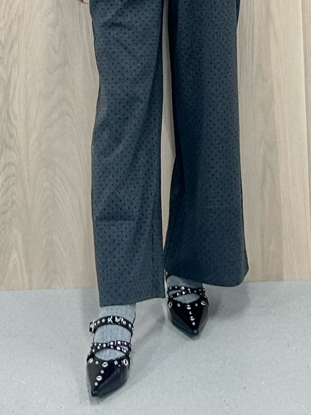 ブラック系のパンプス、ホワイト系のキャミソール、グレー系のスウェットパンツを着用したレディースの春コーディネートの8枚目の写真