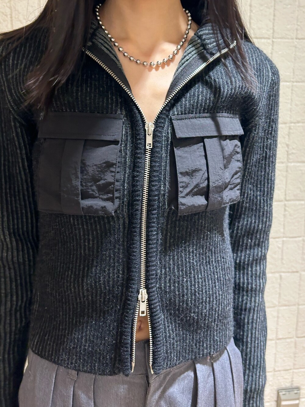 ブラック系のニット/セーター、グレー系のその他パンツを着用したレディースの秋コーディネートの4枚目の写真