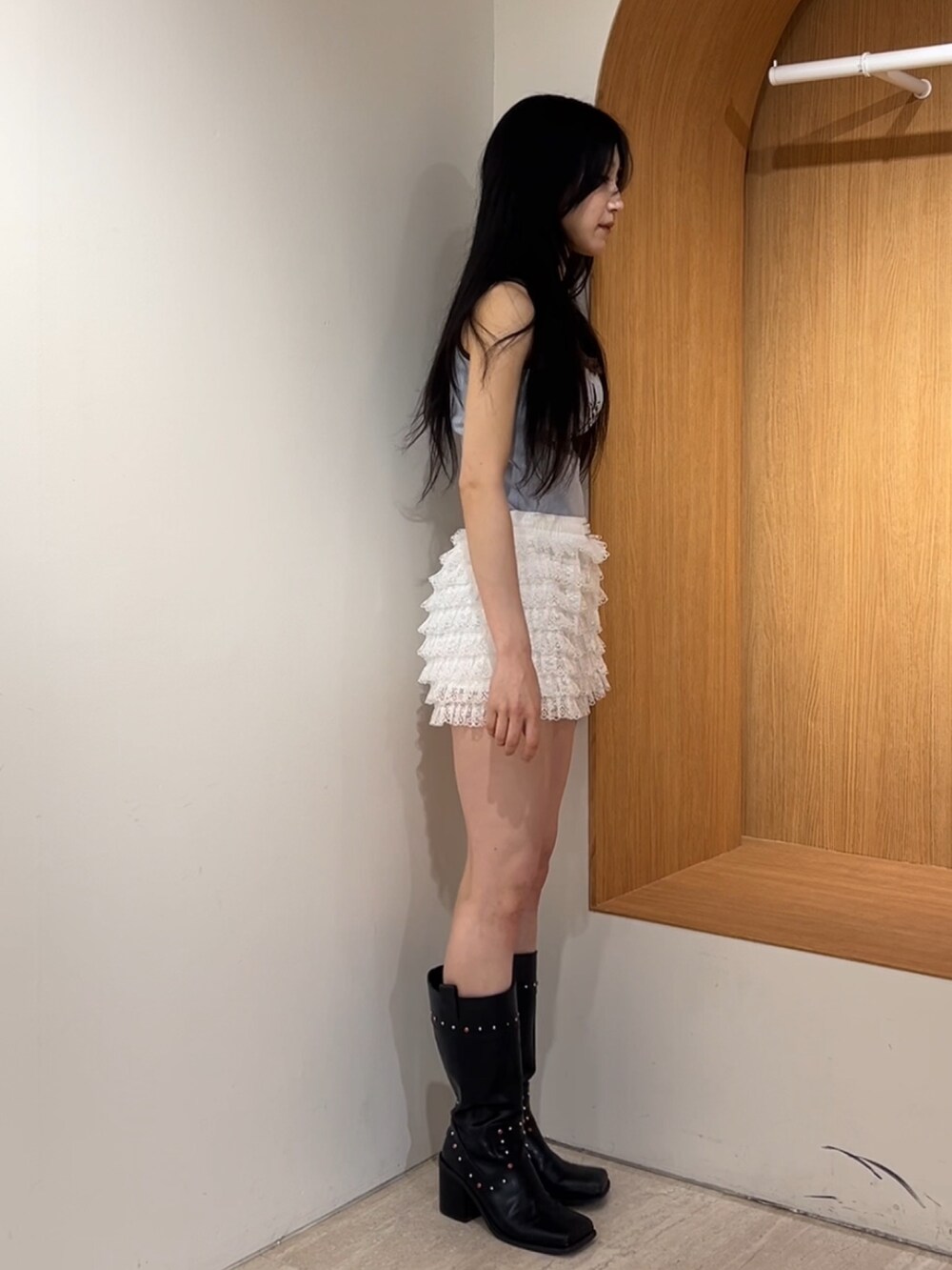 ブルー系のキャミソール、ホワイト系のその他パンツ、ブラック系のブーツを着用したレディースの夏コーディネートの2枚目の写真