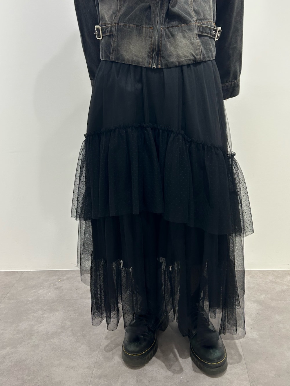 ブラック系のデニムジャケット、ブラック系のスカートを着用したレディースの冬コーディネートの6枚目の写真