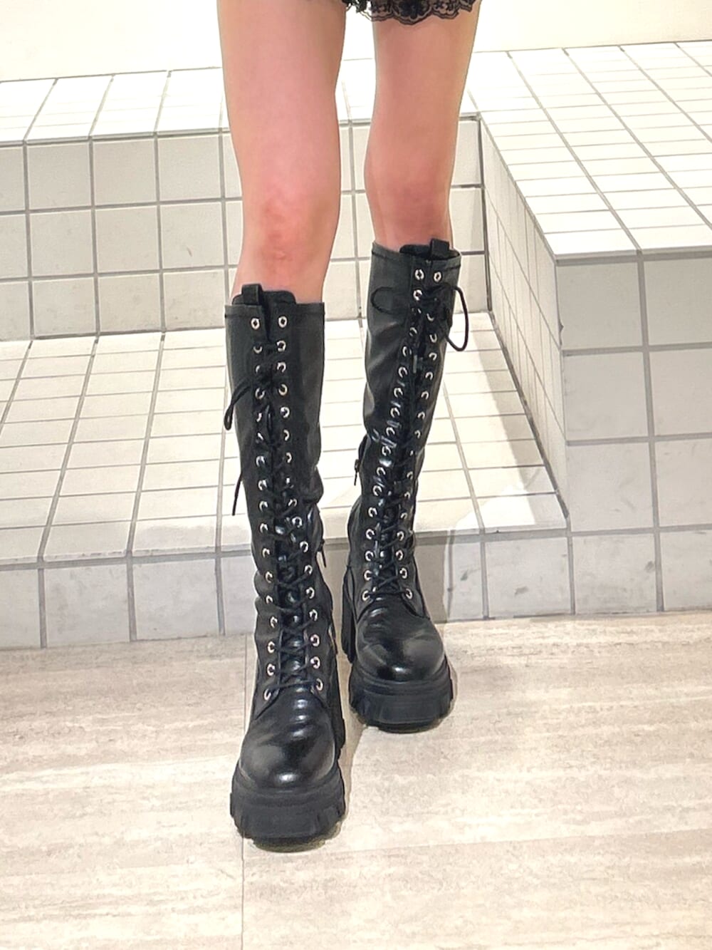 ブラック系のブーツ、ブラック系のその他パンツ、レッド系のブルゾンを着用したレディースの秋コーディネートの8枚目の写真