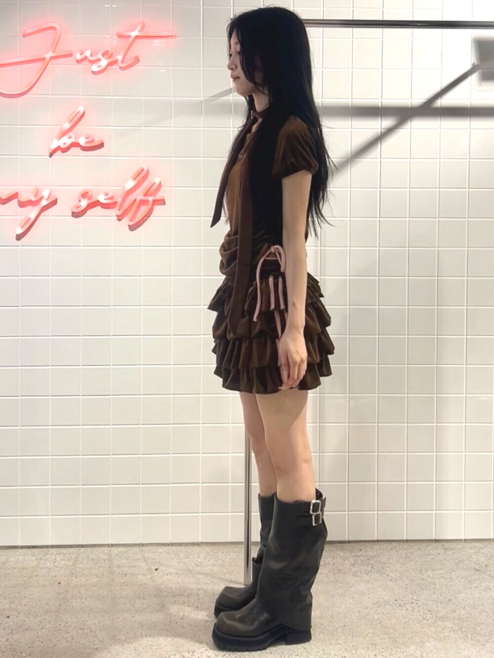 ブラック系のブーツ、ブラウン系のTシャツ/カットソーを着用したレディースの夏コーディネートの2枚目の写真