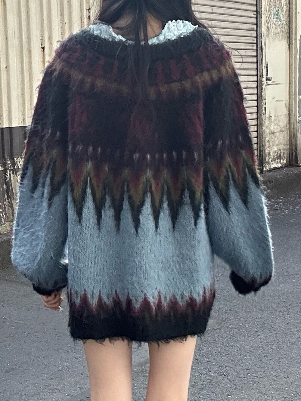 ブラック系のカーディガン/ボレロ、グレー系のTシャツ/カットソーを着用したレディースの秋コーディネートの6枚目の写真