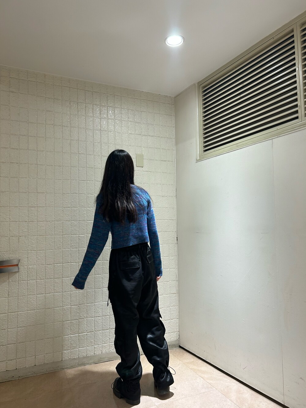 ブラック系のカーゴパンツ、ブルー系のカーディガン/ボレロを着用したレディースの夏コーディネートの2枚目の写真