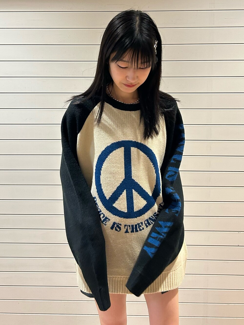 ホワイト系のニット/セーターを着用したレディースの秋コーディネートの4枚目の写真