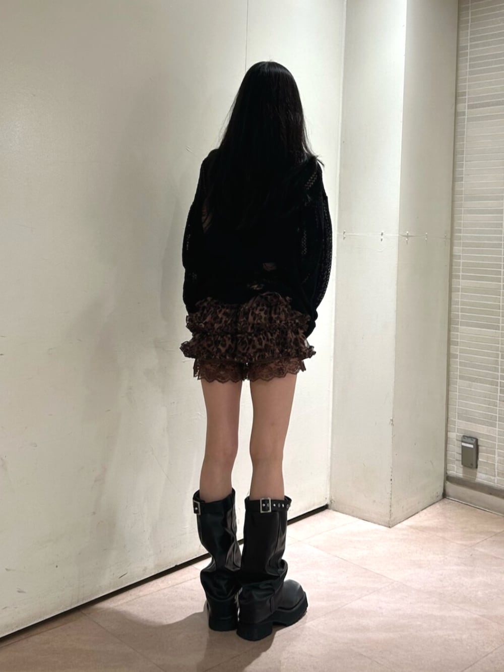 ブラウン系のその他パンツ、ブラック系のブーツ、ブラック系のニット/セーターを着用したレディースの秋コーディネートの2枚目の写真