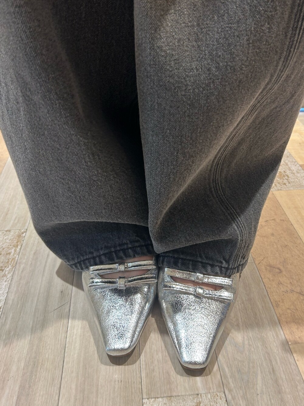 ブラック系のTシャツ/カットソー、ブラック系のデニムパンツ、シルバー系のパンプスを着用したレディースの夏コーディネートの8枚目の写真