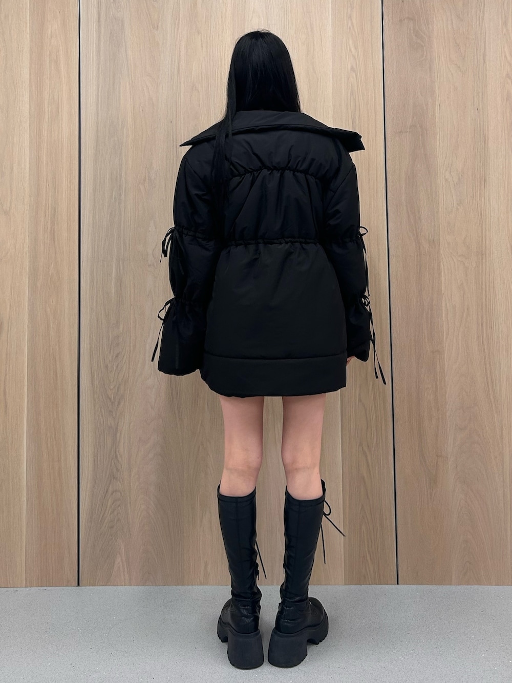 ブラック系のダウンジャケット/コート、ブラック系のブーツを着用したレディースの冬コーディネートの3枚目の写真