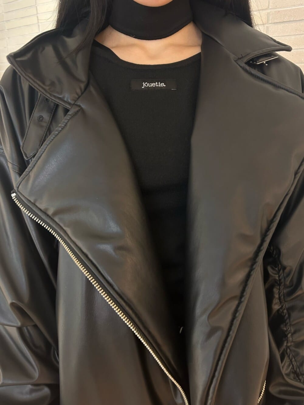 ブラック系のその他パンツ、ブラック系のニット/セーター、ブラック系のブーツを着用したレディースの冬コーディネートの5枚目の写真