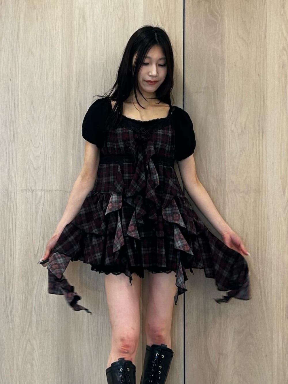 ブラック系のブーツ、ブラック系のその他パンツ、レッド系のワンピースを着用したレディースの夏コーディネートの4枚目の写真