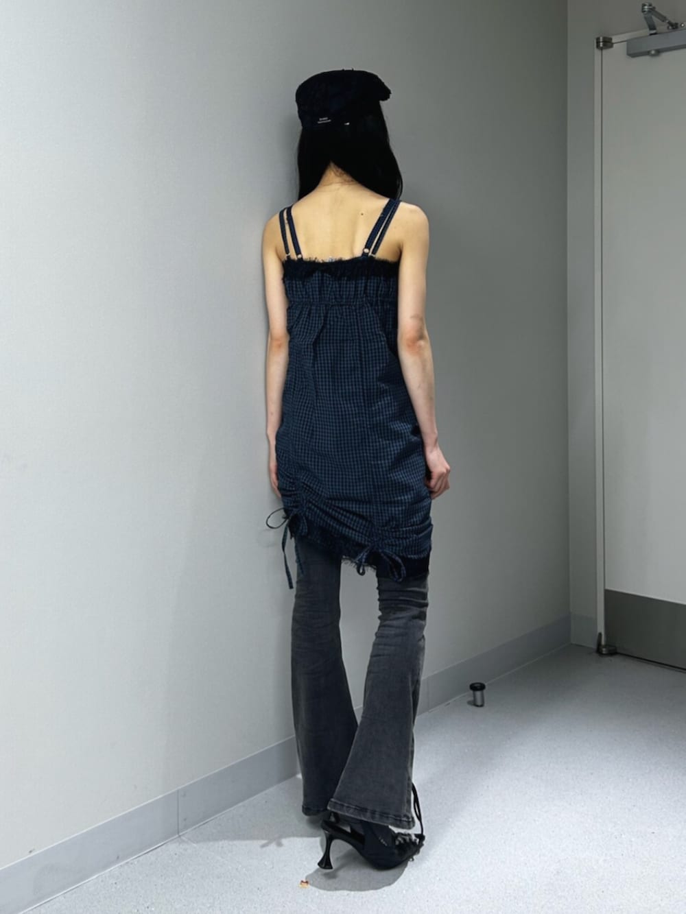 ブラック系のパンプス、ブラック系のデニムパンツ、ブルー系のワンピースを着用したレディースの夏コーディネートの3枚目の写真