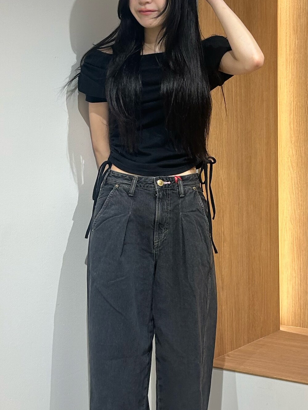 ブラック系のTシャツ/カットソー、ブラック系のデニムパンツ、ブラック系のパンプスを着用したレディースの秋コーディネートの4枚目の写真