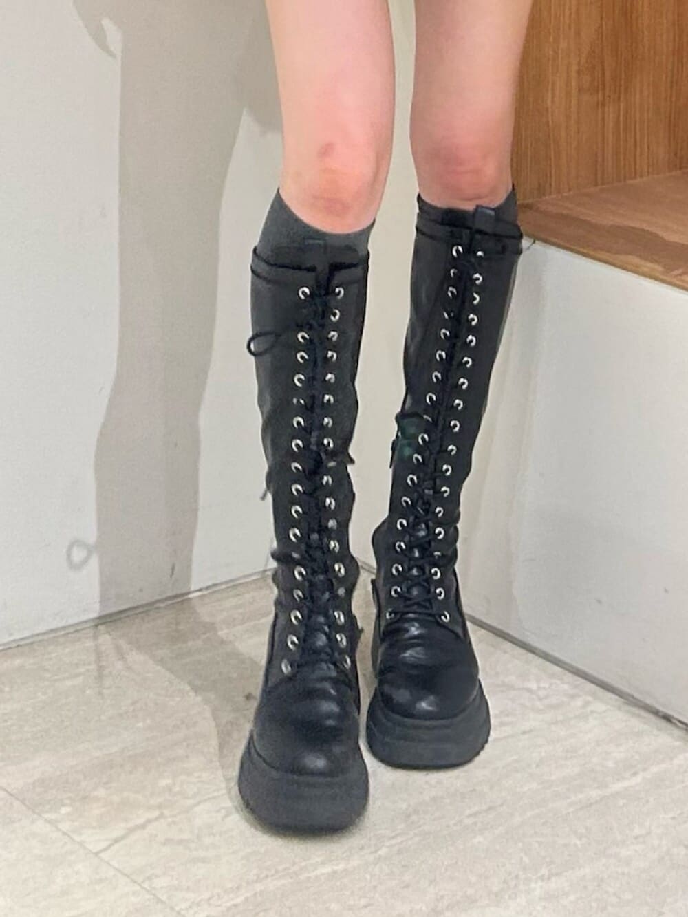 ブラック系のブーツ、ブラック系のその他パンツ、ホワイト系のカーディガン/ボレロを着用したレディースの春コーディネートの7枚目の写真