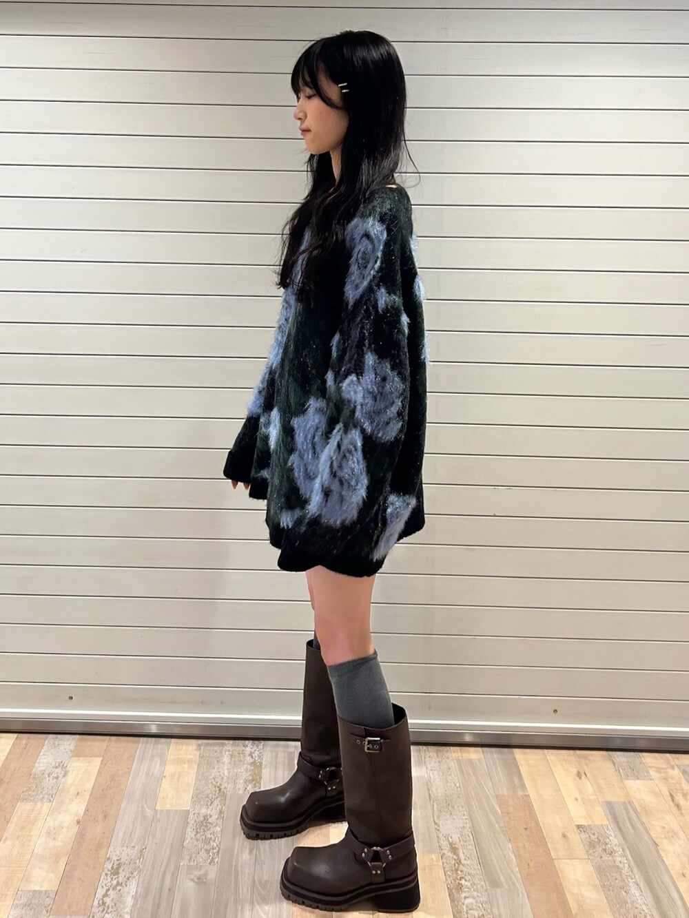 ブラック系のニット/セーター、ブラウン系のブーツを着用したレディースの冬コーディネートの2枚目の写真