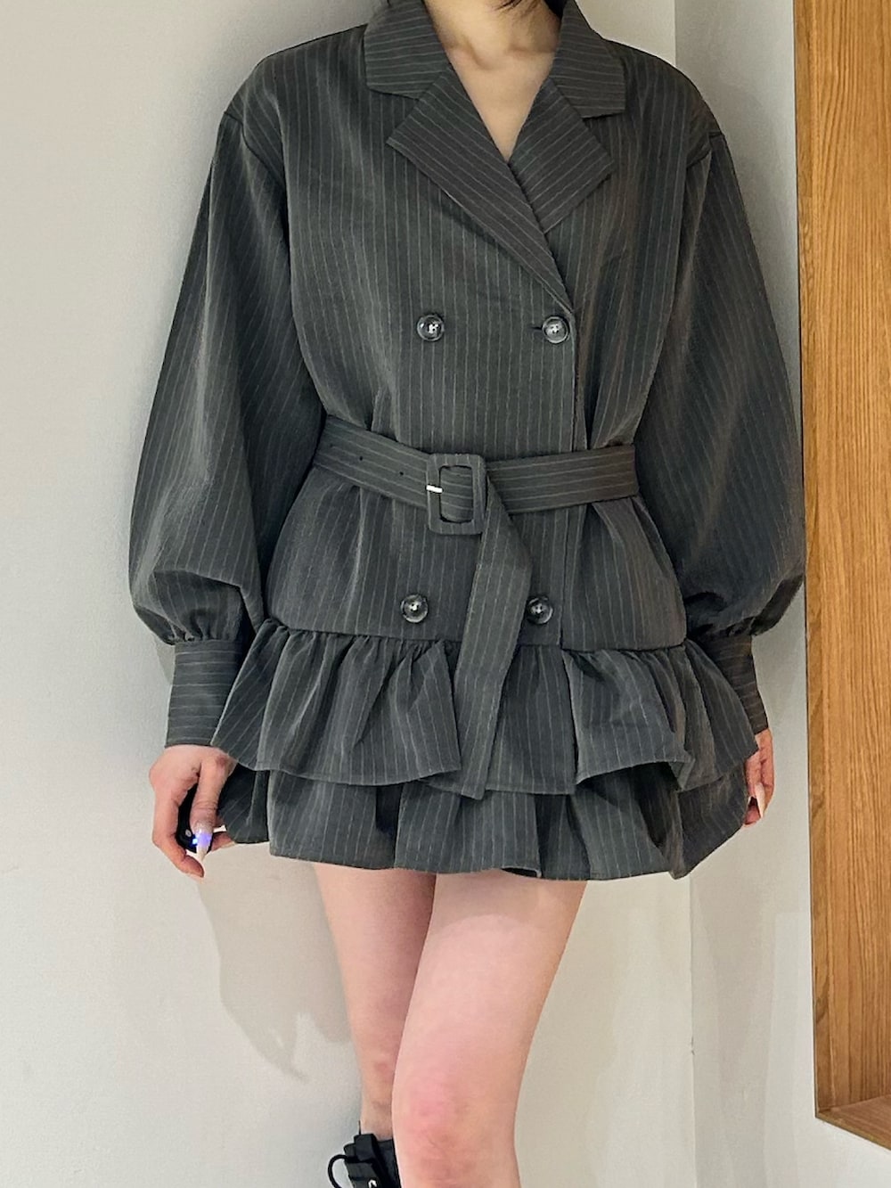 グレー系のワンピース、ブラック系のブーツを着用したレディースの冬コーディネートの5枚目の写真