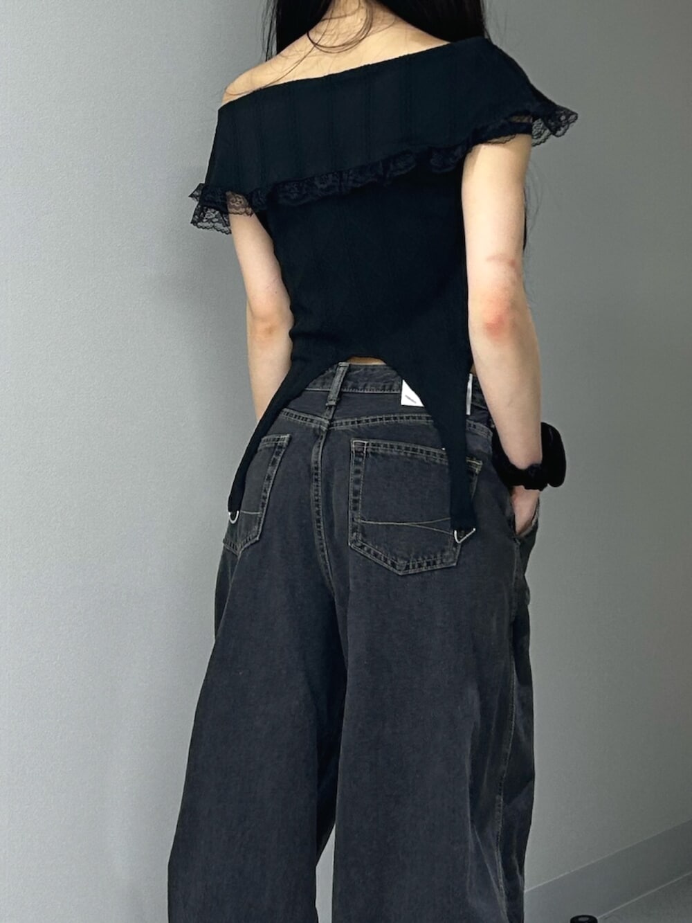 ブラック系のデニムパンツ、ブラック系のパンプス、ブラック系のTシャツ/カットソーを着用したレディースの夏コーディネートの6枚目の写真