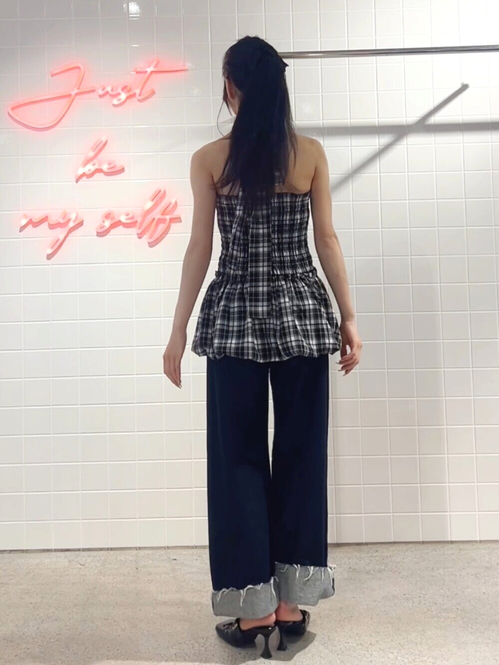 ブラック系のパンプス、ブラック系のワンピース、ブルー系のデニムパンツを着用したレディースの夏コーディネートの3枚目の写真