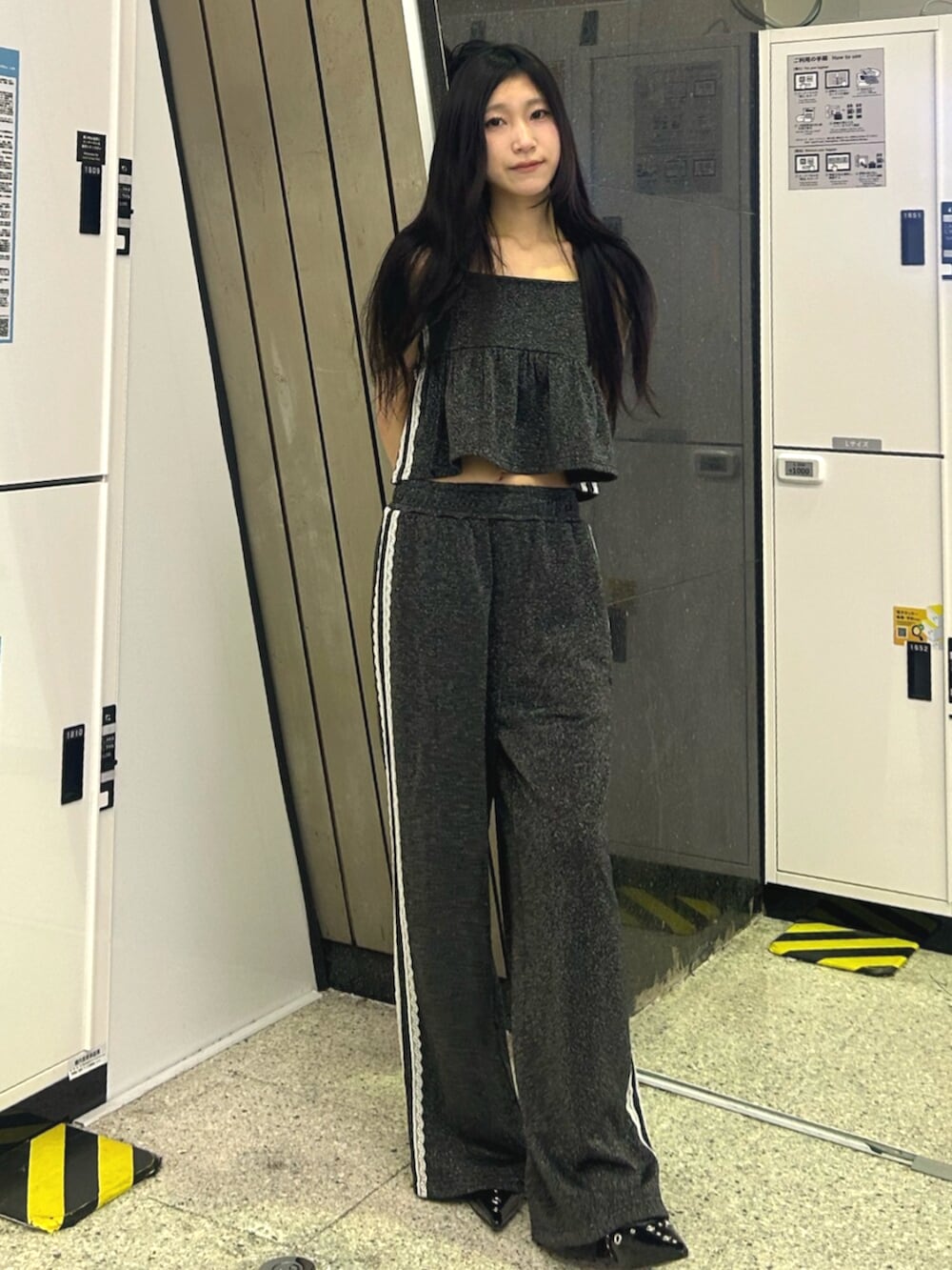 ブラック系のパンプス、ホワイト系のカーディガン/ボレロ、ブラック系のその他パンツを着用したレディースの春コーディネートの2枚目の写真